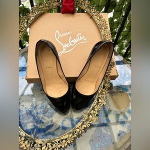 🔥 👠 CHRISTIAN LOUBOUTIN 
Black Patent Leather Size 37.5 Pumps
(US 7.5)